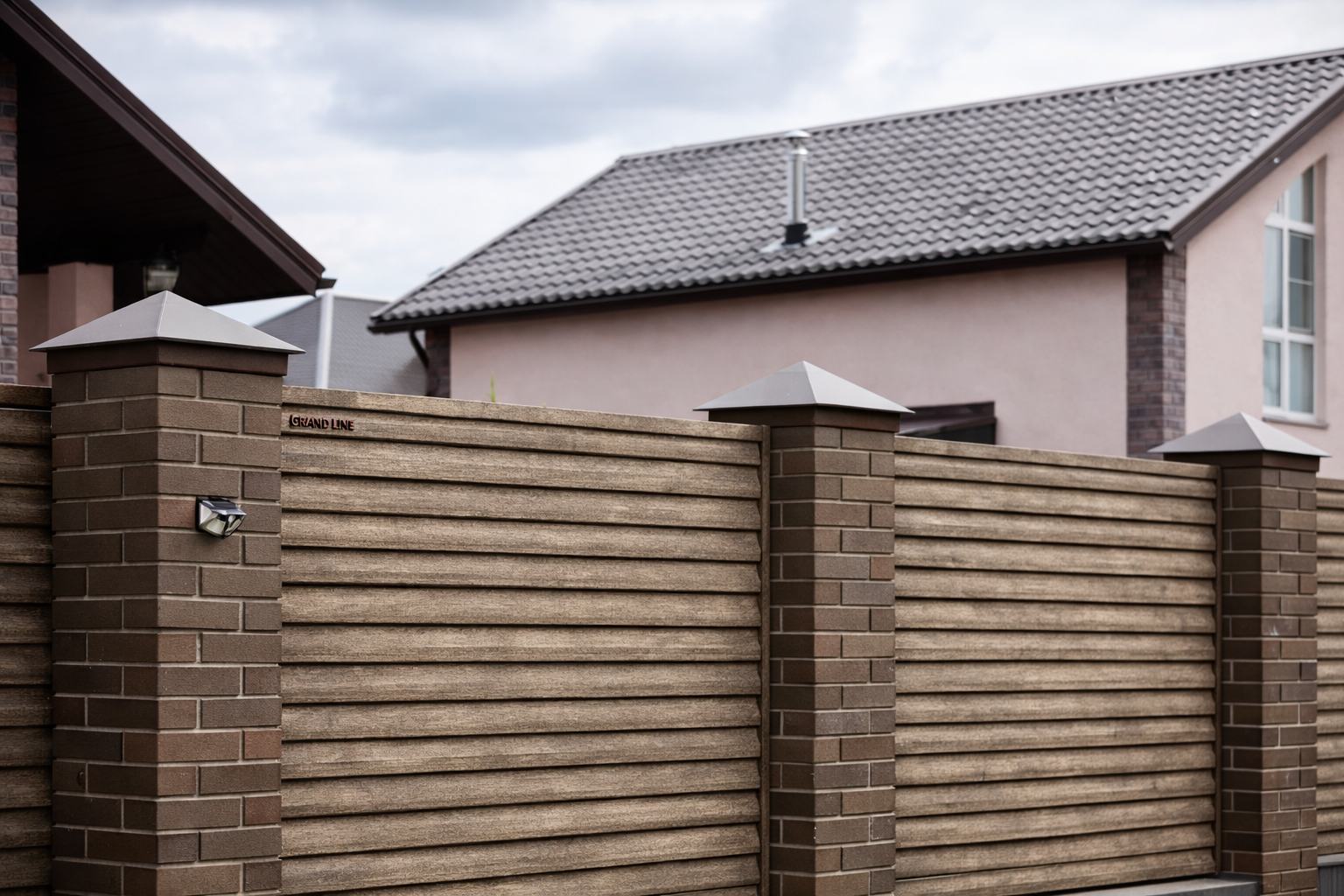 Декоративная накладка на столб с усиленным покрытием